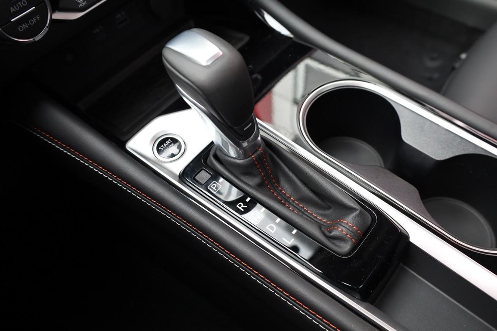 Nissan Altima Vehicle Image 16