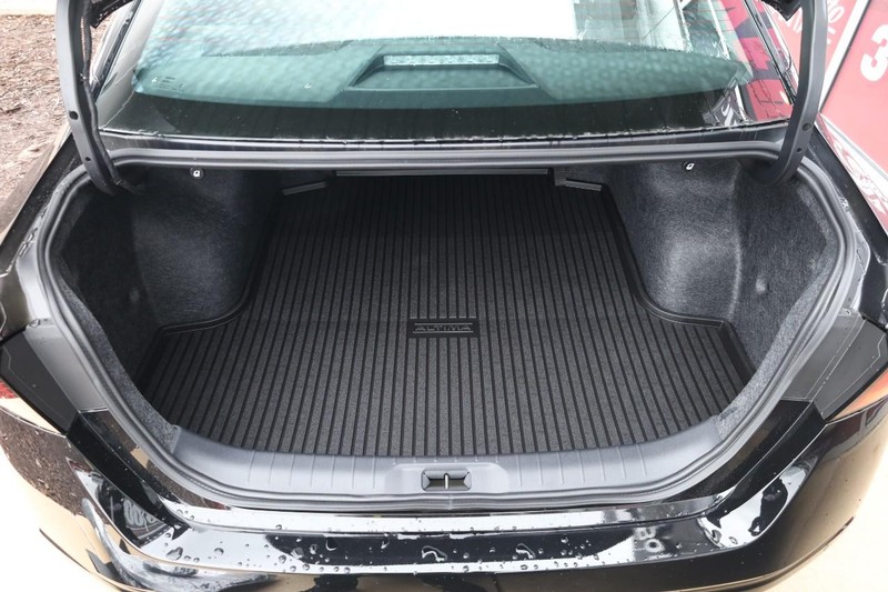 Nissan Altima Vehicle Image 07