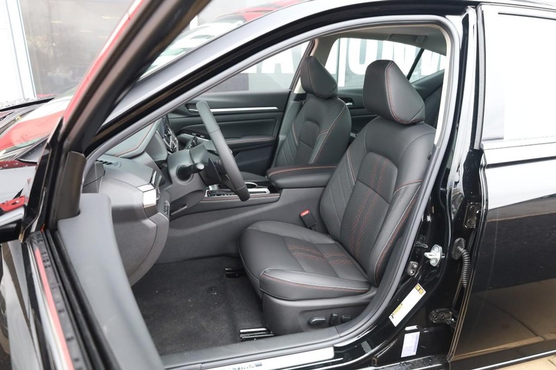 Nissan Altima Vehicle Image 08