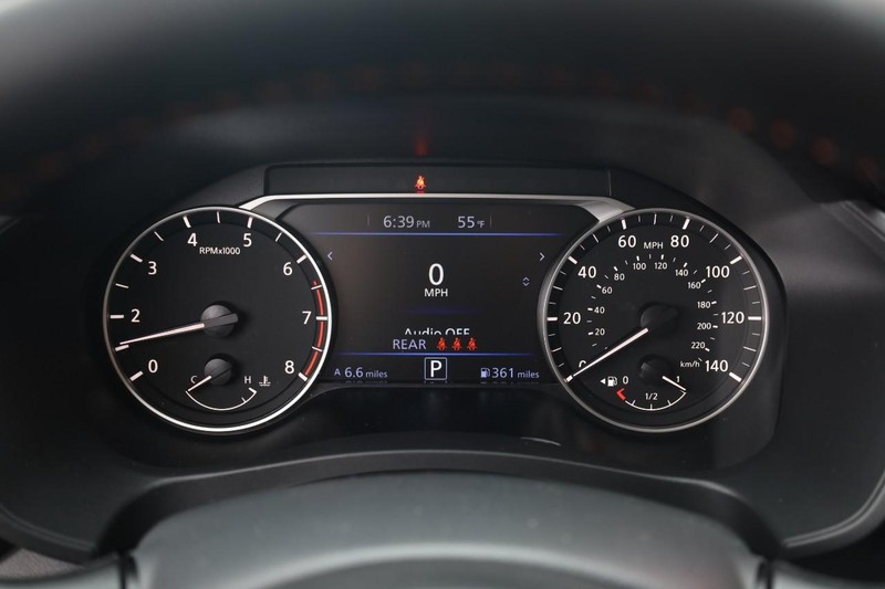 Nissan Altima Vehicle Image 11