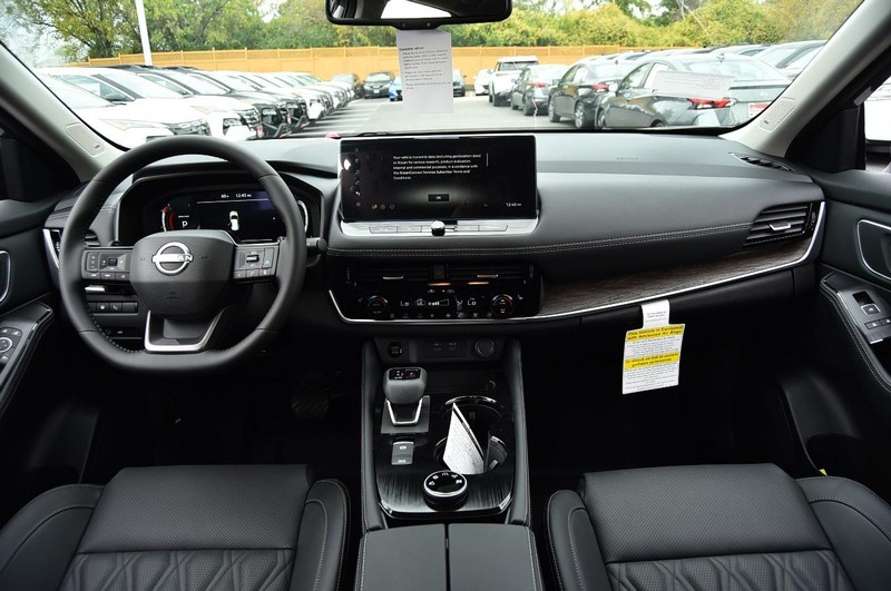 Nissan Rogue Vehicle Full-screen Gallery Image 8