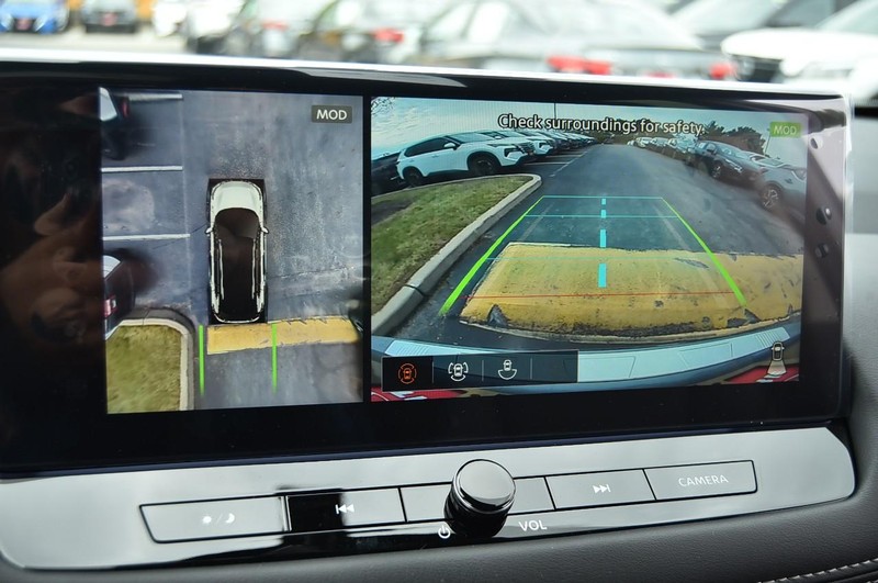 Nissan Rogue Vehicle Full-screen Gallery Image 14