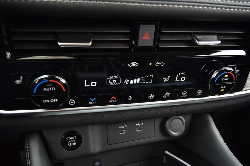 Nissan Rogue Vehicle Full-screen Gallery Image 18