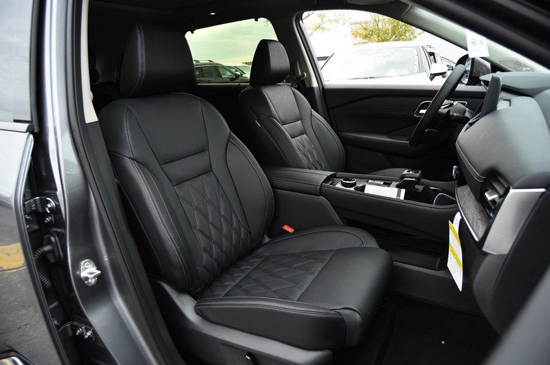 Nissan Rogue Vehicle Full-screen Gallery Image 23