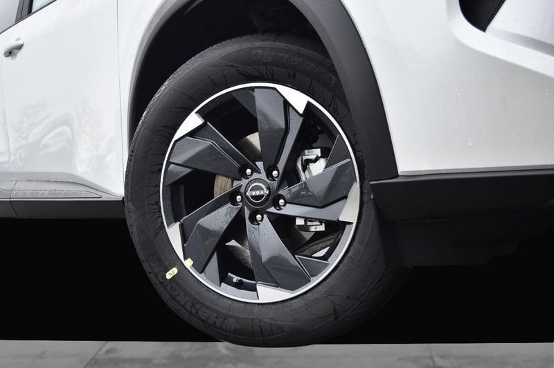 Nissan Rogue Vehicle Full-screen Gallery Image 3