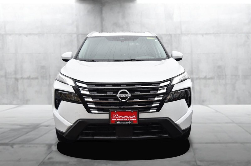 Nissan Rogue Vehicle Full-screen Gallery Image 4