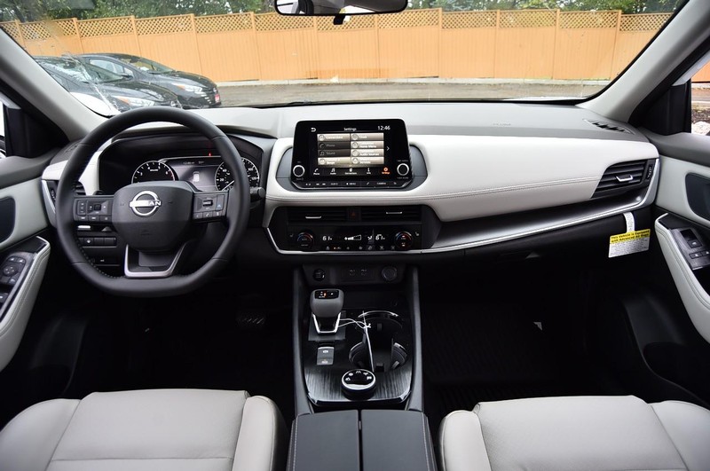 Nissan Rogue Vehicle Full-screen Gallery Image 8