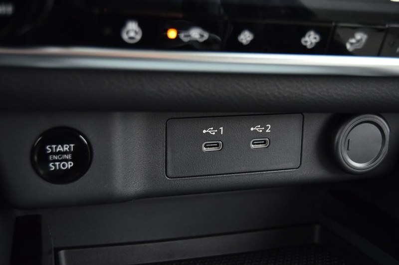 Nissan Rogue Vehicle Full-screen Gallery Image 16