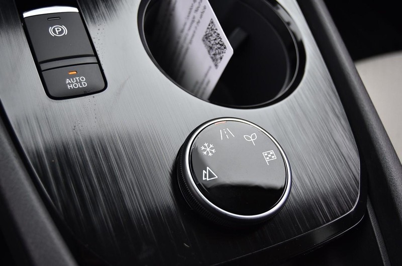 Nissan Rogue Vehicle Full-screen Gallery Image 17