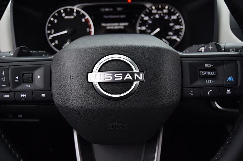 Nissan Rogue Vehicle Full-screen Gallery Image 18