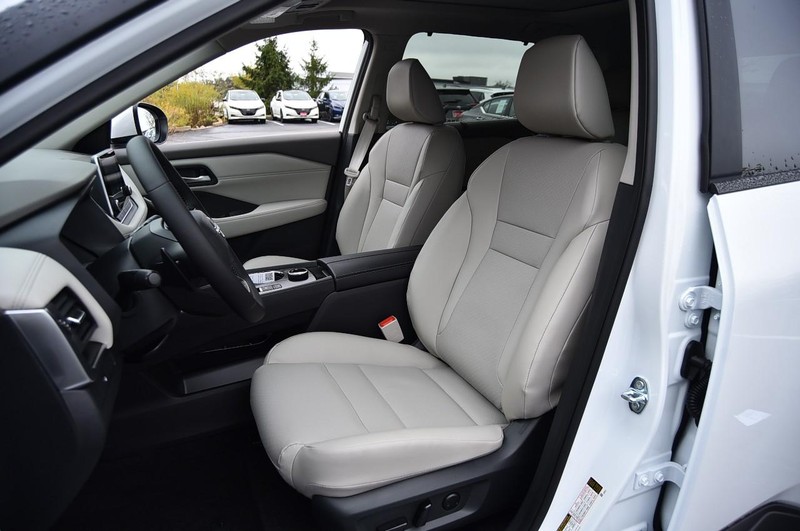 Nissan Rogue Vehicle Full-screen Gallery Image 19