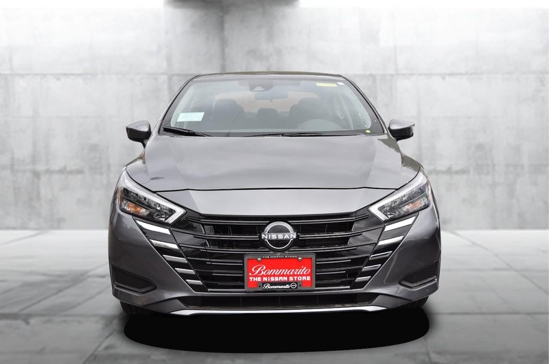 Nissan Versa Vehicle Full-screen Gallery Image 4