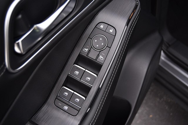 Nissan Rogue Vehicle Image 09