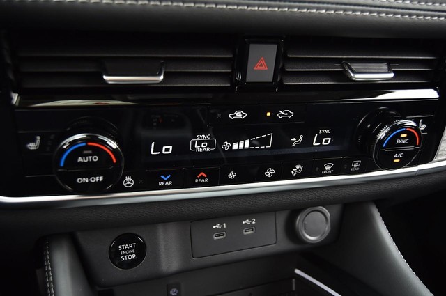 Nissan Rogue Vehicle Image 18