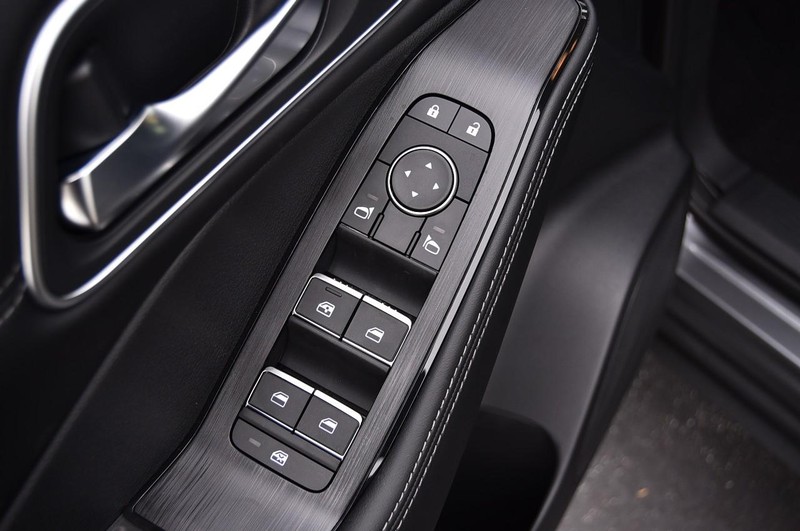 Nissan Rogue Vehicle Image 09