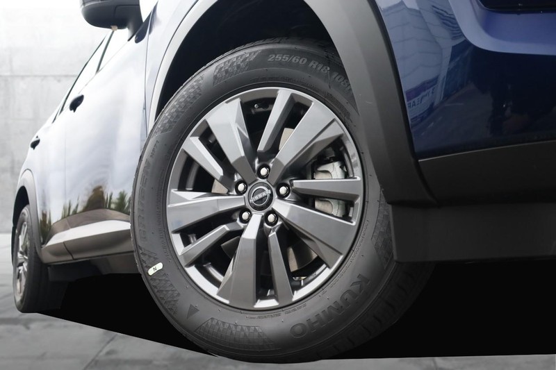 Nissan Pathfinder Vehicle Full-screen Gallery Image 3