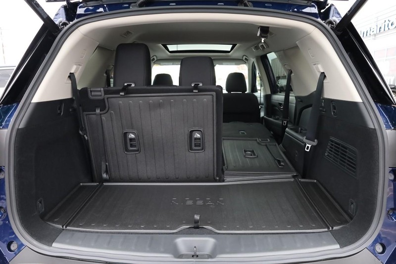 Nissan Pathfinder Vehicle Full-screen Gallery Image 8