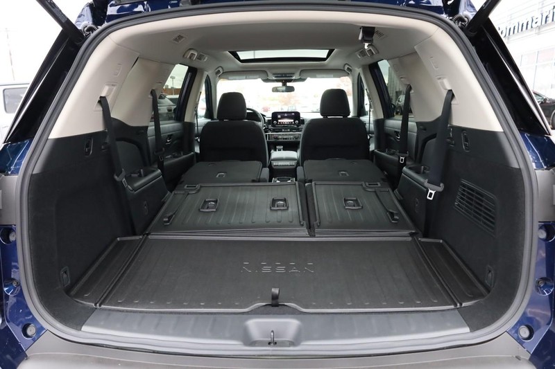 Nissan Pathfinder Vehicle Full-screen Gallery Image 9