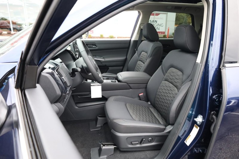 Nissan Pathfinder Vehicle Full-screen Gallery Image 10