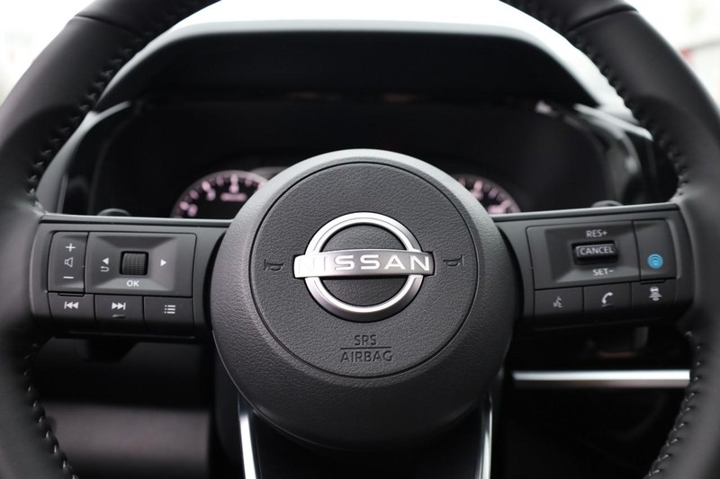 Nissan Pathfinder Vehicle Full-screen Gallery Image 13