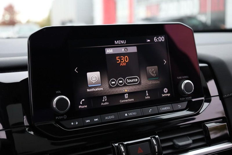 Nissan Pathfinder Vehicle Full-screen Gallery Image 15