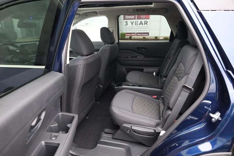 Nissan Pathfinder Vehicle Full-screen Gallery Image 23