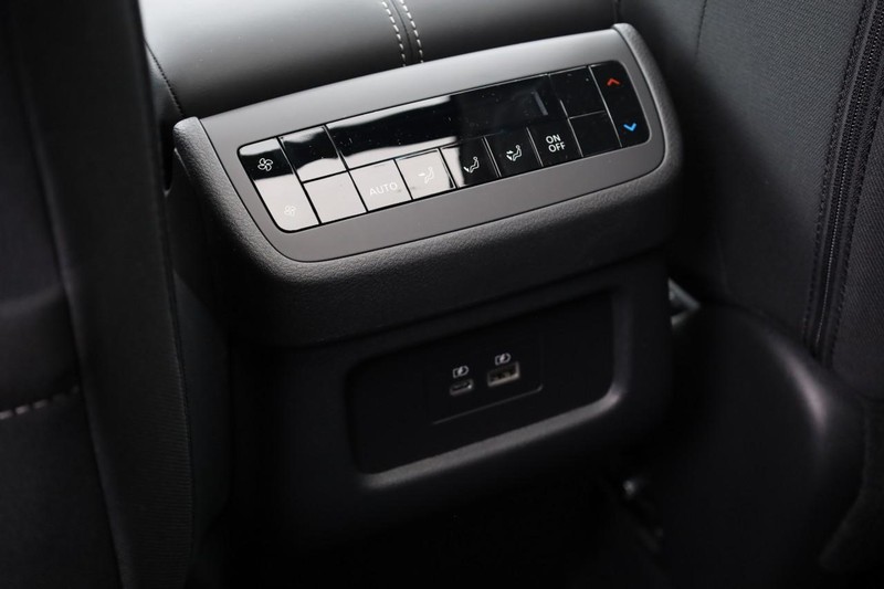 Nissan Pathfinder Vehicle Full-screen Gallery Image 24