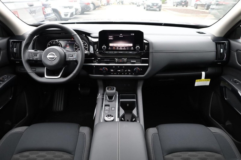 Nissan Pathfinder Vehicle Full-screen Gallery Image 25