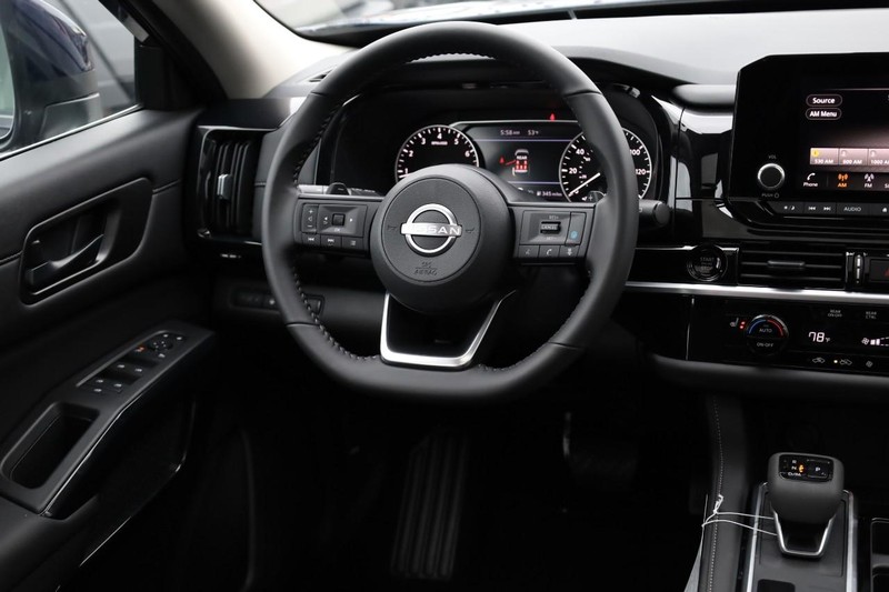 Nissan Pathfinder Vehicle Full-screen Gallery Image 26