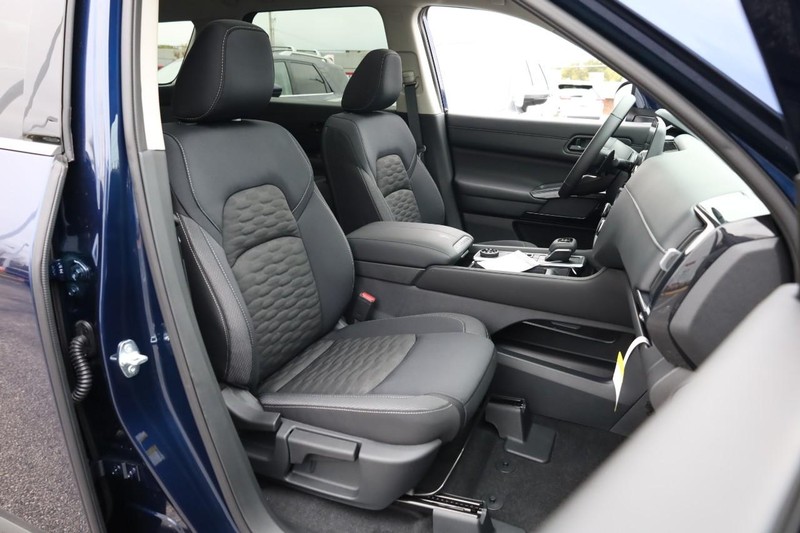 Nissan Pathfinder Vehicle Full-screen Gallery Image 28