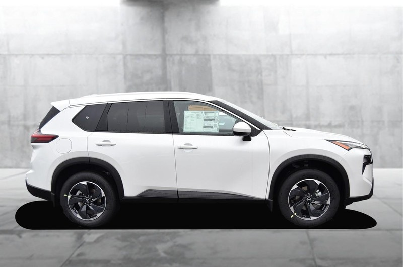 Nissan Rogue Vehicle Full-screen Gallery Image 5
