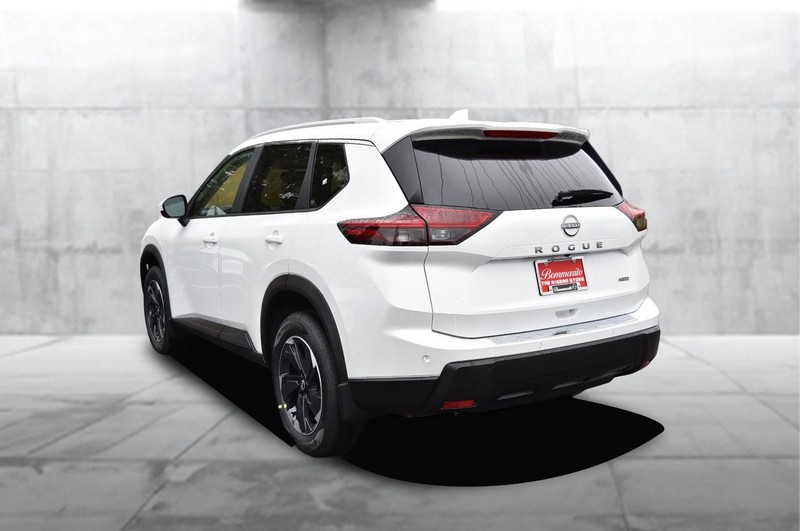 Nissan Rogue Vehicle Full-screen Gallery Image 7