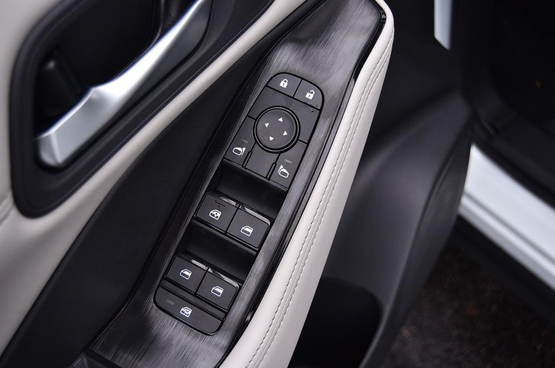 Nissan Rogue Vehicle Full-screen Gallery Image 9