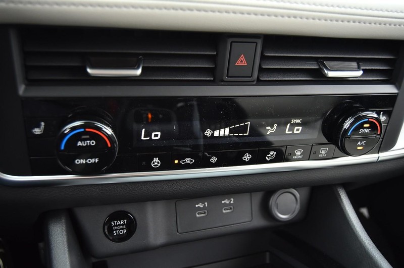 Nissan Rogue Vehicle Full-screen Gallery Image 15