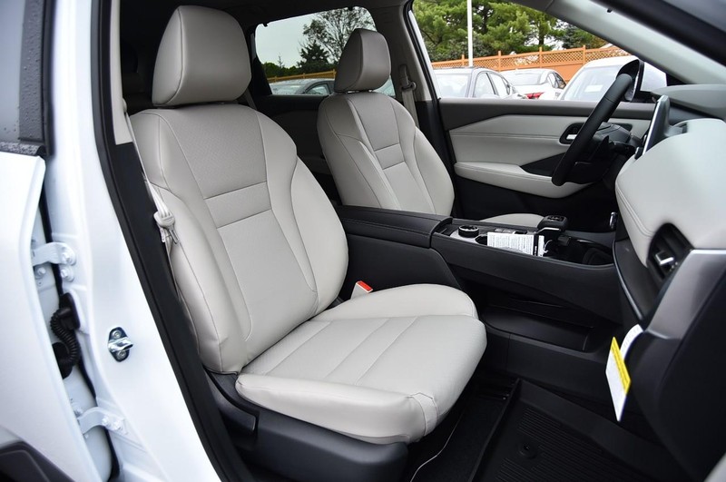 Nissan Rogue Vehicle Full-screen Gallery Image 20