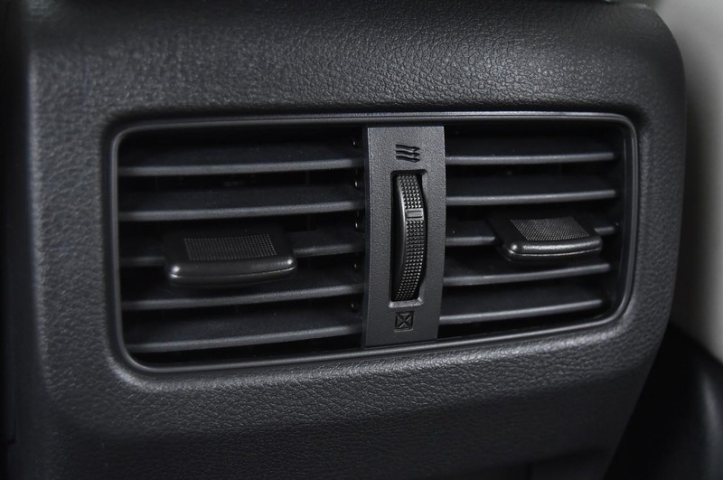 Nissan Rogue Vehicle Full-screen Gallery Image 23