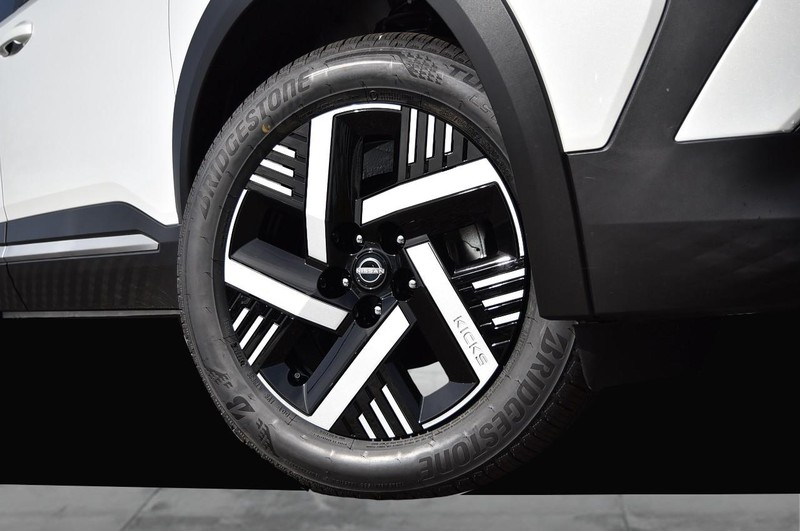 Nissan Kicks Vehicle Full-screen Gallery Image 3