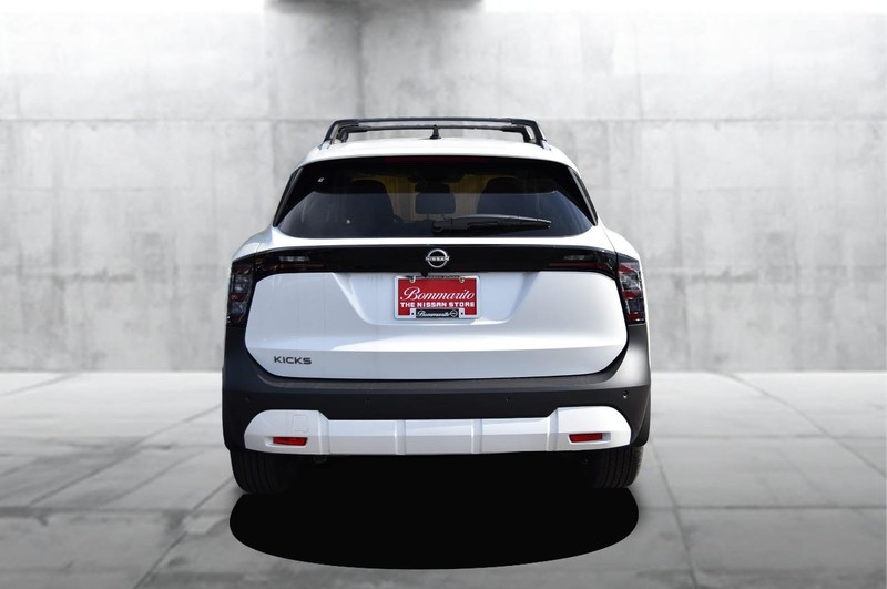 Nissan Kicks Vehicle Full-screen Gallery Image 6