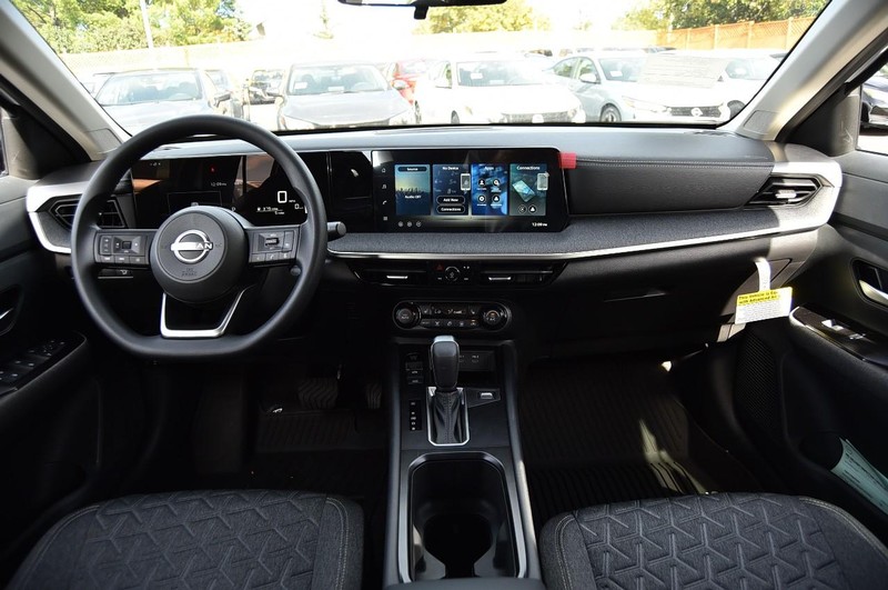 Nissan Kicks Vehicle Full-screen Gallery Image 8