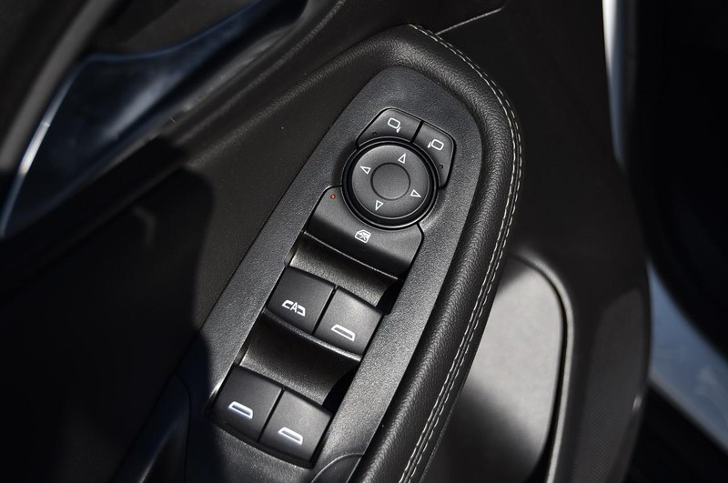 Buick Encore GX Vehicle Full-screen Gallery Image 09