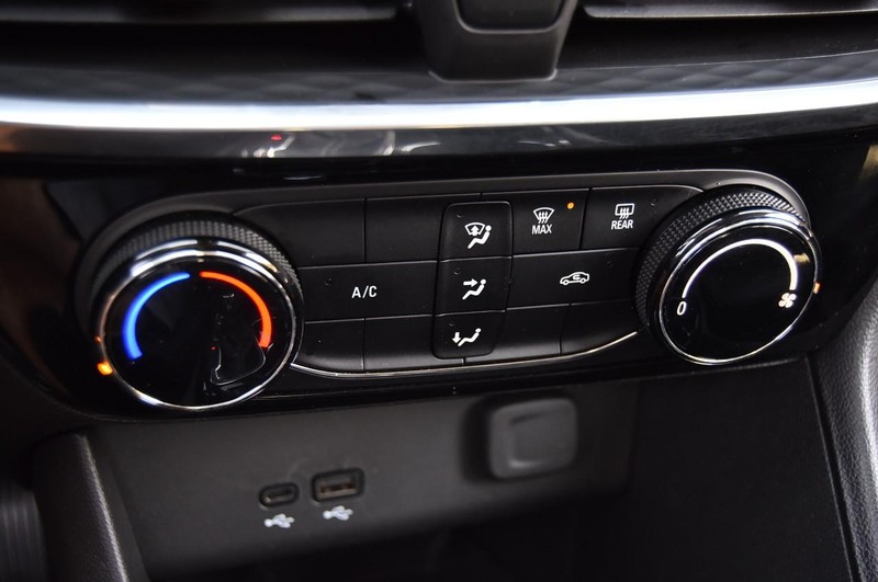 Buick Encore GX Vehicle Full-screen Gallery Image 15