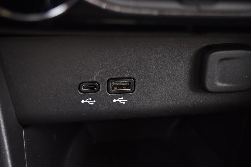 Buick Encore GX Vehicle Full-screen Gallery Image 16