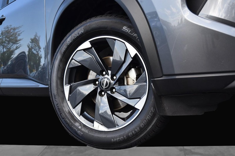 Nissan Rogue Vehicle Full-screen Gallery Image 3