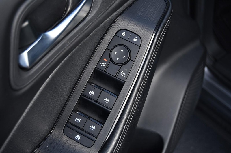 Nissan Rogue Vehicle Full-screen Gallery Image 9