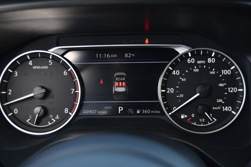 Nissan Rogue Vehicle Full-screen Gallery Image 12