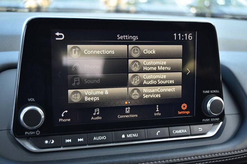 Nissan Rogue Vehicle Full-screen Gallery Image 14