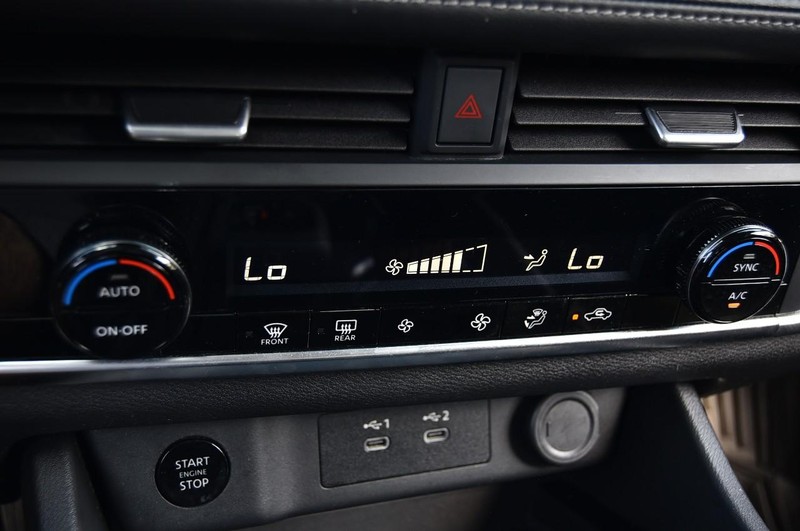 Nissan Rogue Vehicle Full-screen Gallery Image 15