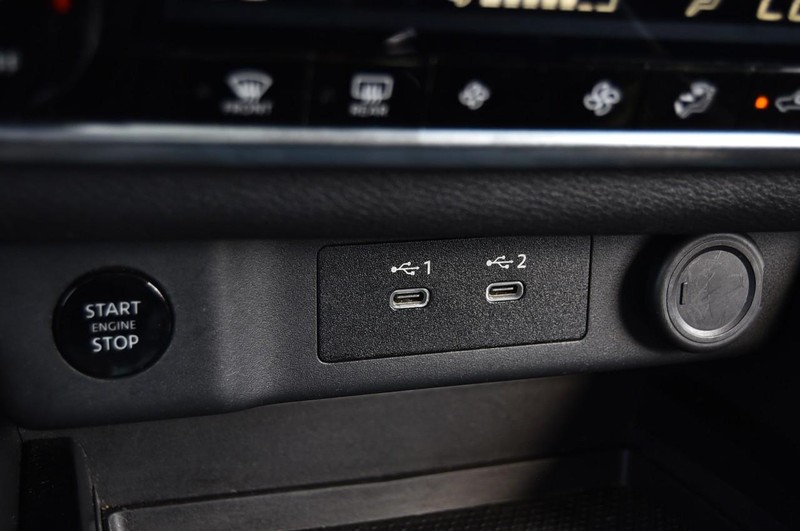 Nissan Rogue Vehicle Full-screen Gallery Image 16