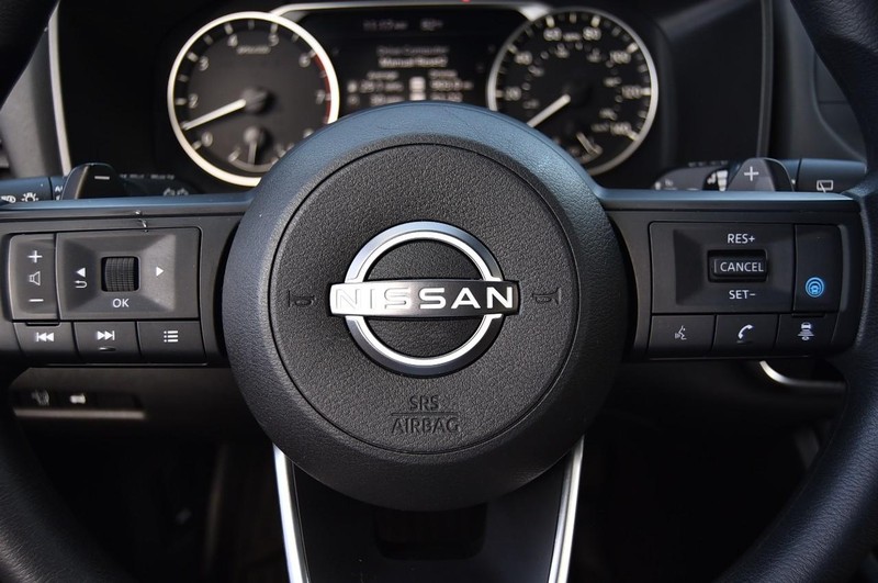 Nissan Rogue Vehicle Full-screen Gallery Image 18