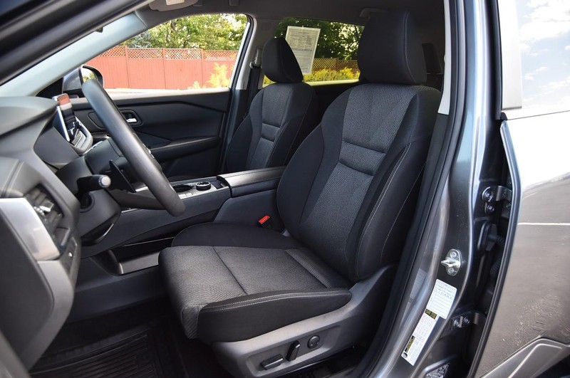 Nissan Rogue Vehicle Full-screen Gallery Image 19